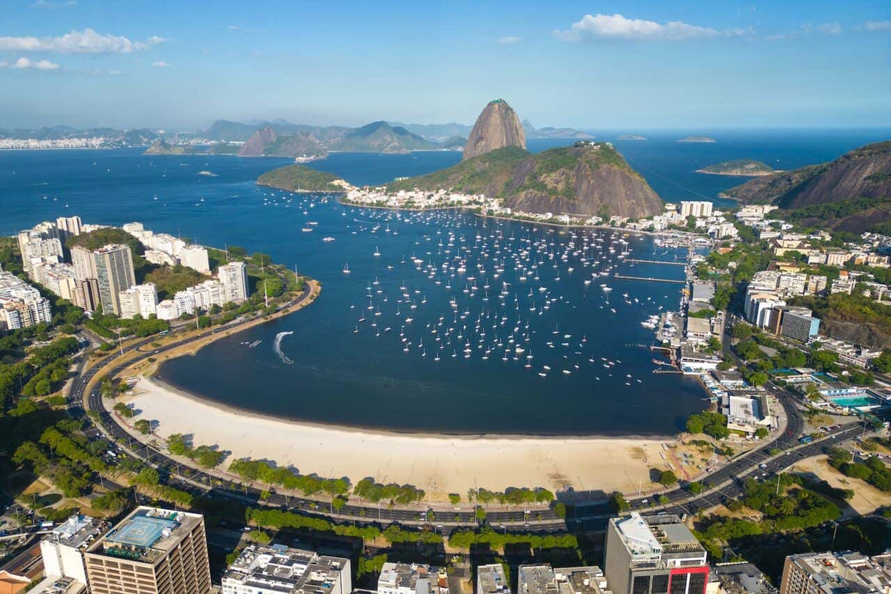 Vista aérea do bairro e da praia de Botafogo com o Pão de Açúcar no Rio de Janeiro, Brasil
