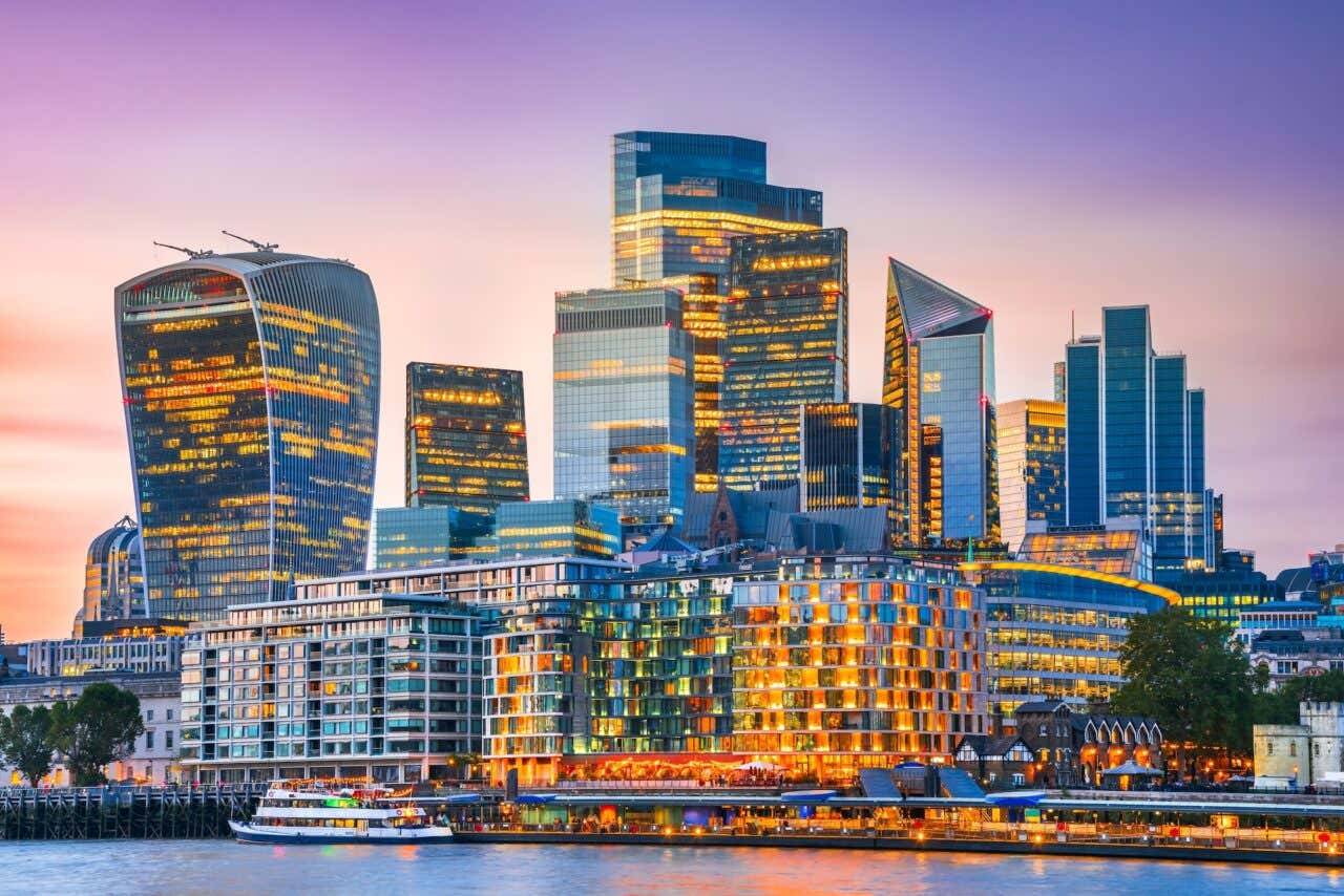 Entardecer sobre os arranha-céus modernos de London City