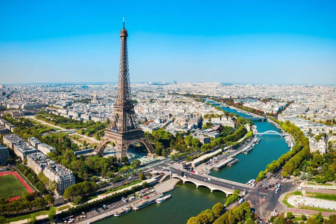 Vista aérea da Torre Eiffel, uma torre de treliça de ferro forjado localizada no Champ de Mars