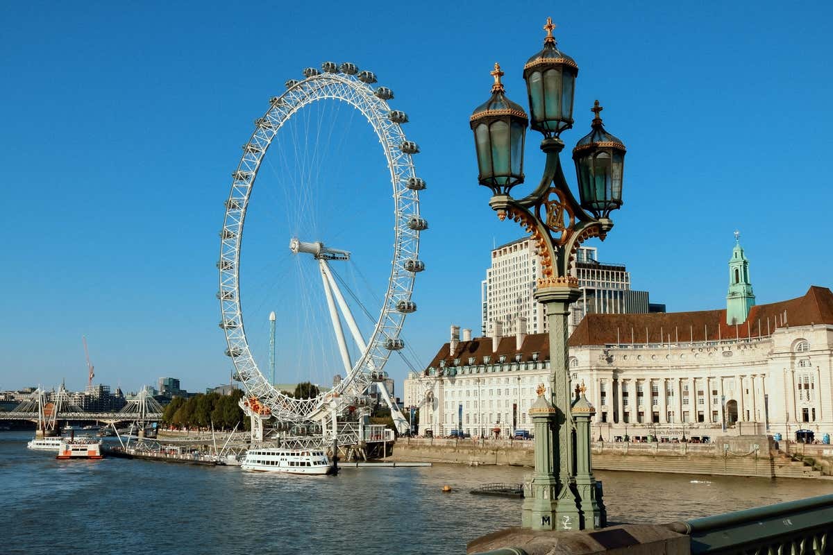 London Eye au bord de la Tamise, lampadaire au premier plan