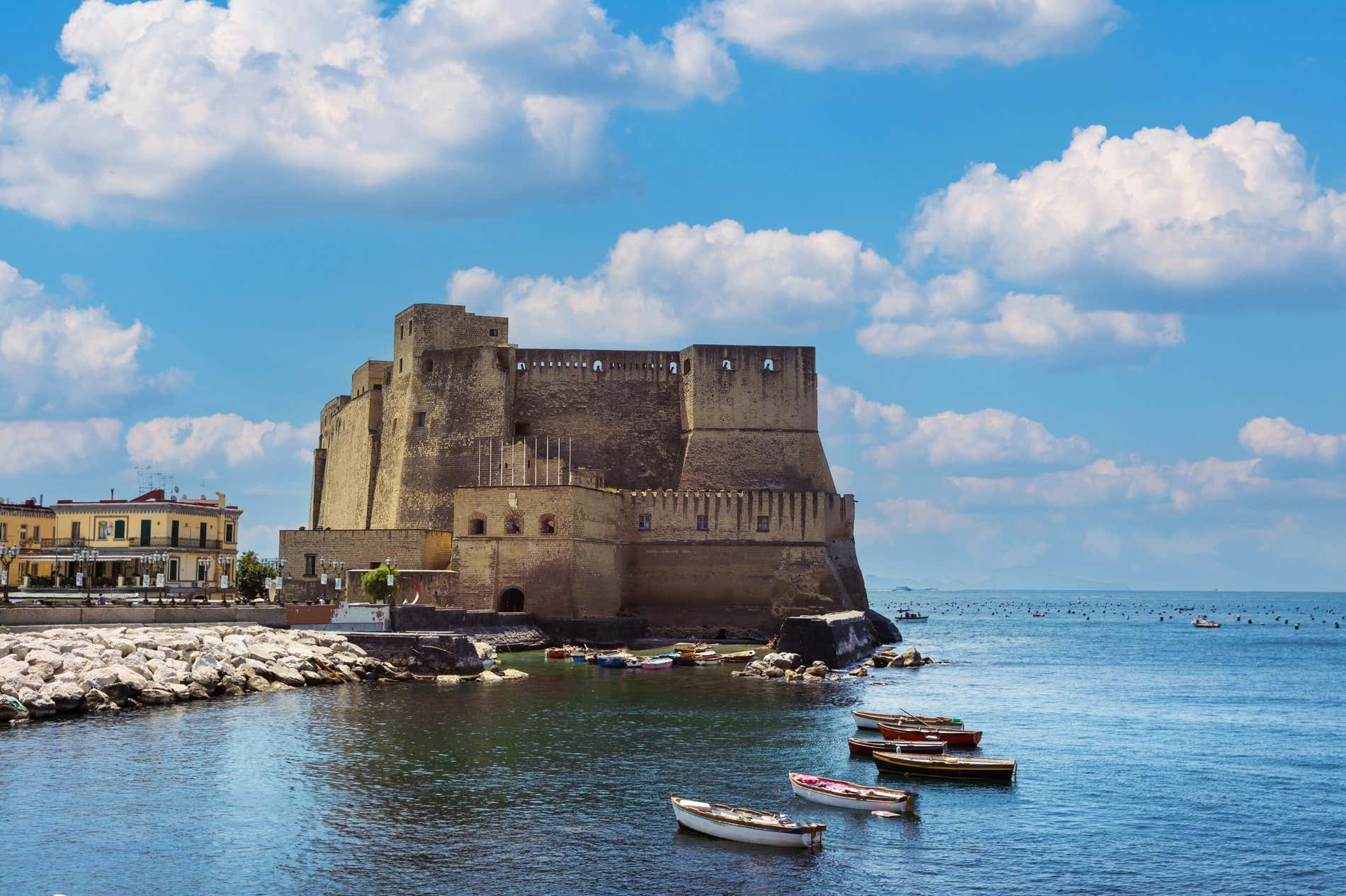 Castel dell'Ovo con alcune barche ormeggiate in mezzo all'acqua