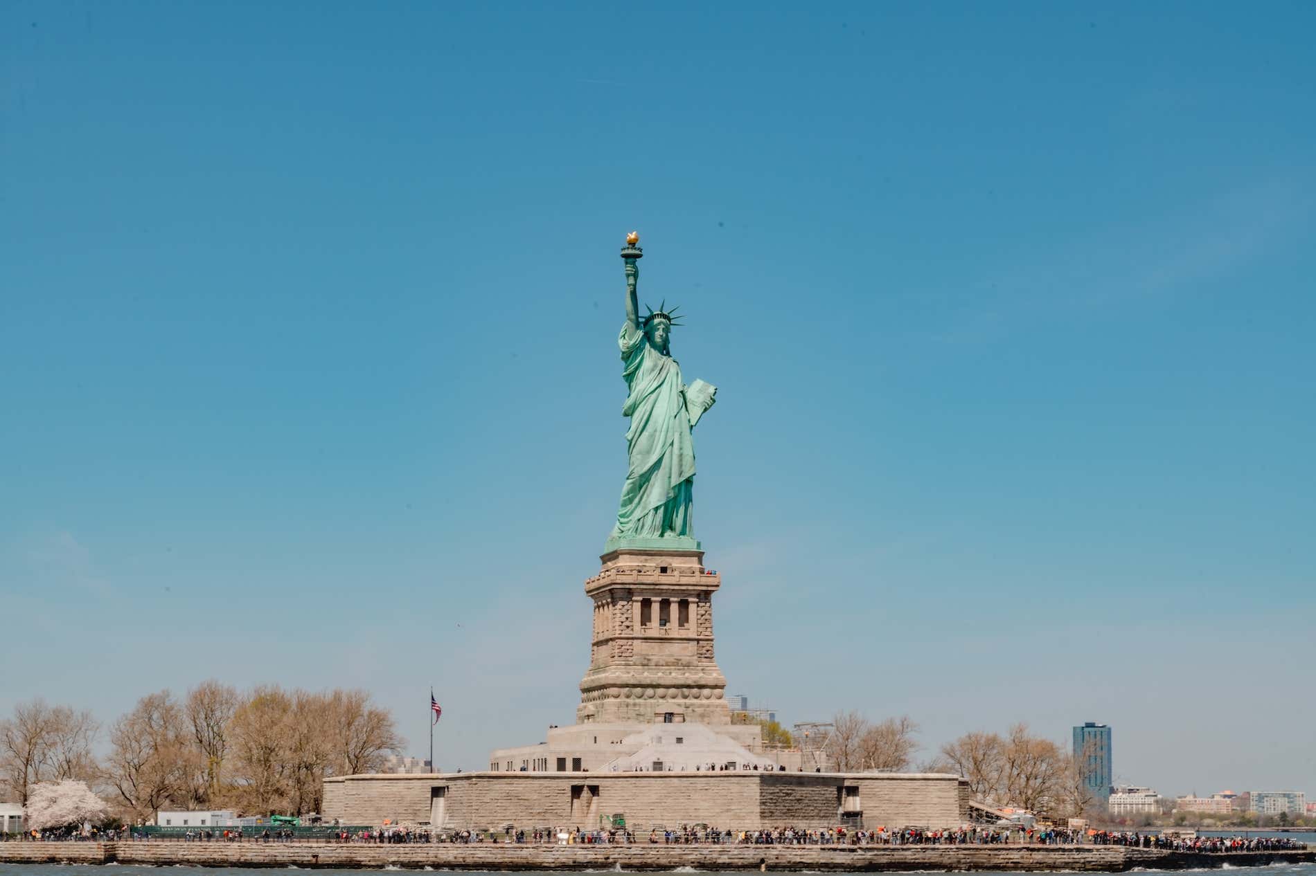 Estátua da Liberdade em Manhattan, Nova York, Estados Unidos. Dia ensolarado em Manhattan, Estados Unidos. Liberty State Park. Centro de Nova York