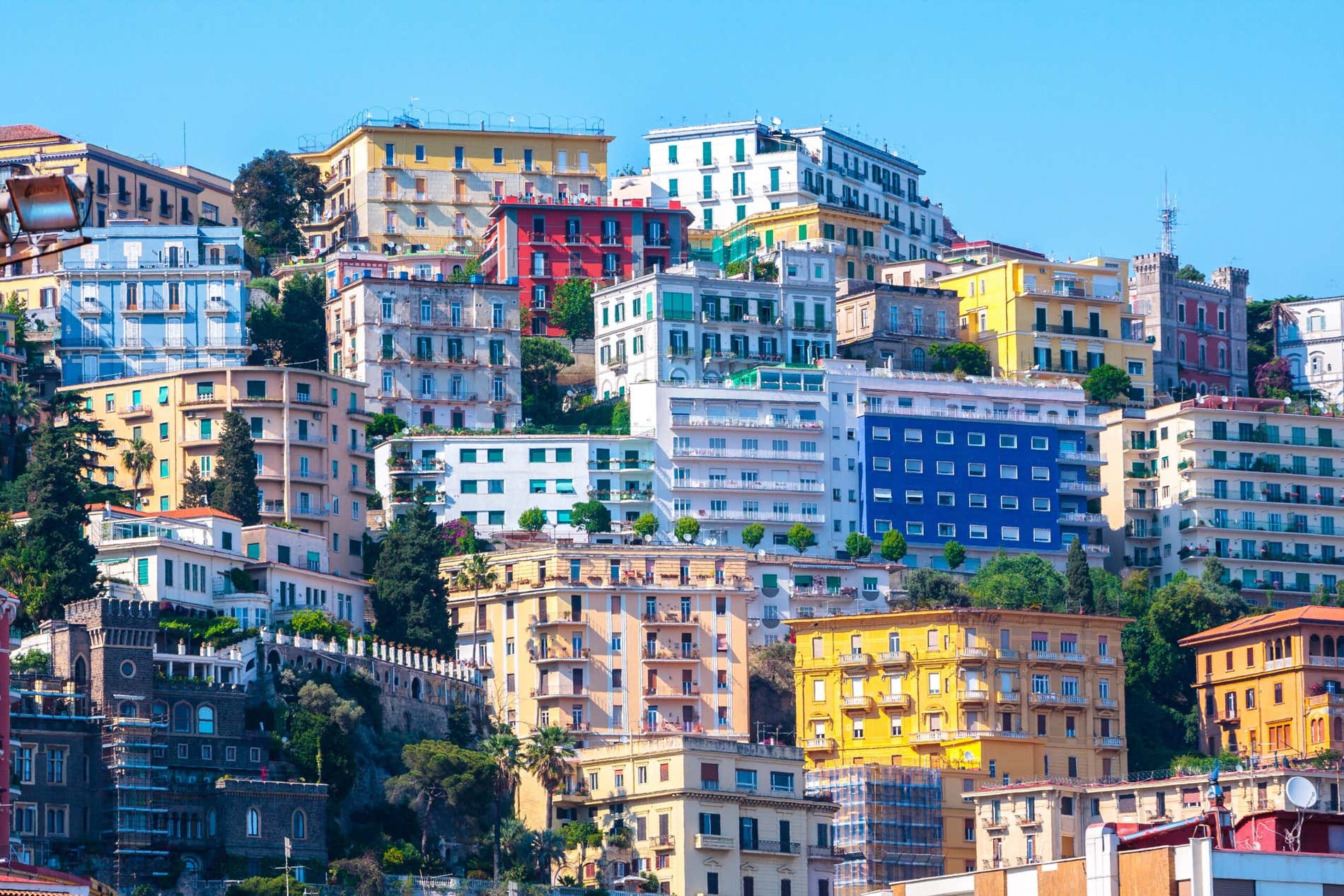 Case colorate sulla collina del Vomero in una giornata di sole