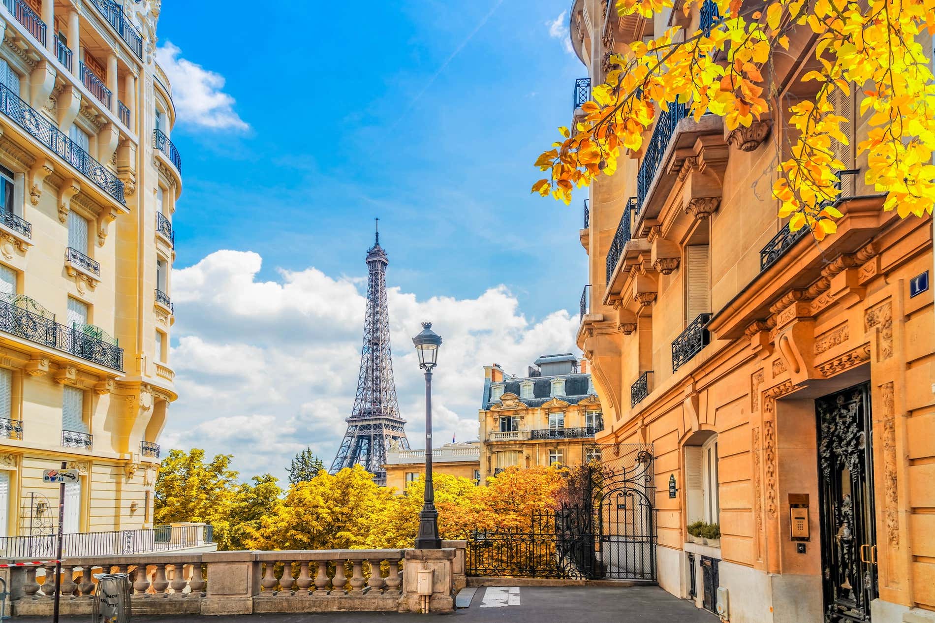 O famoso marco da Torre Eiffel e as ruas de Paris no outono, Paris no outono, França