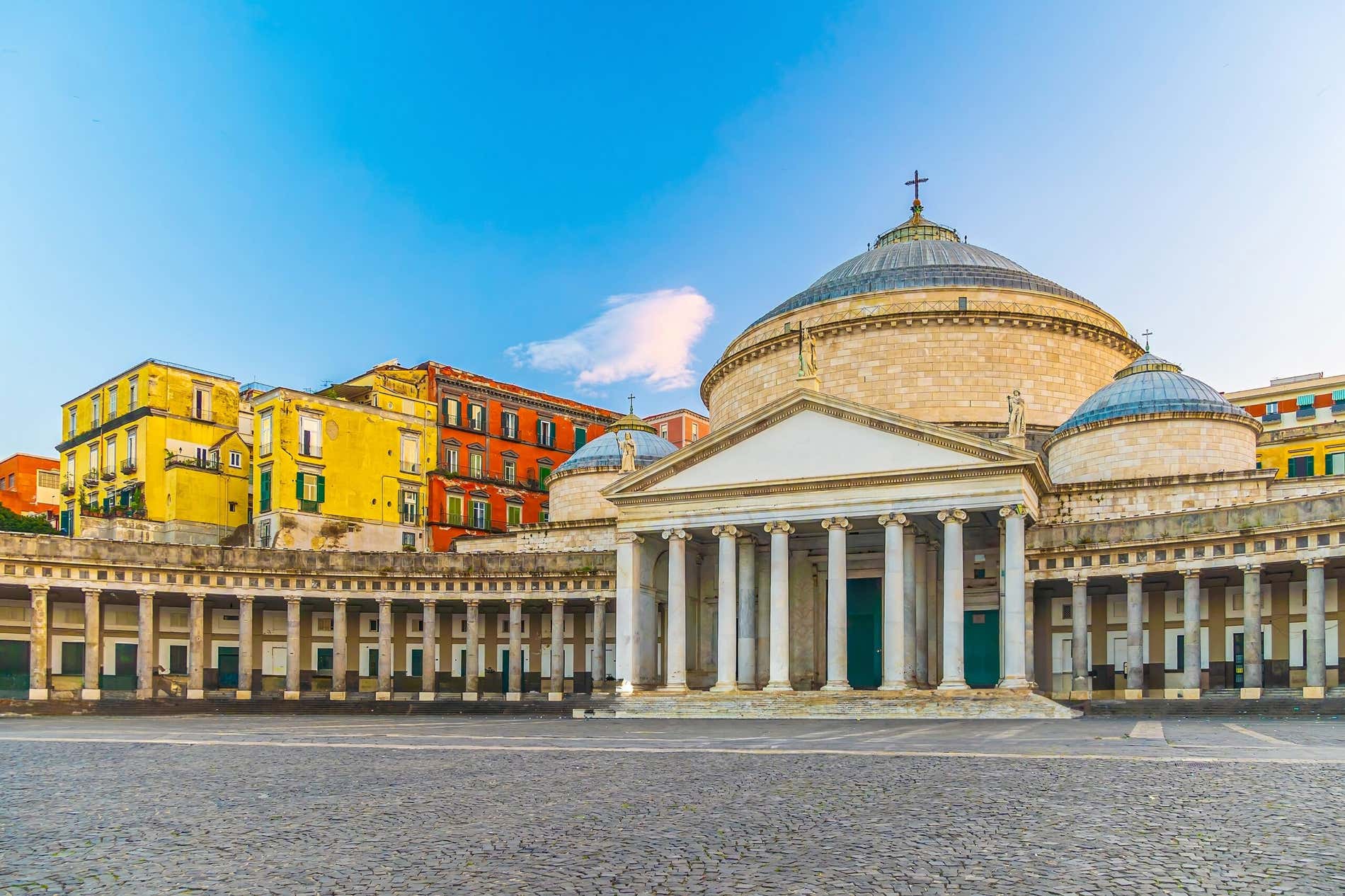 Scorcio di Piazza del Plebiscito con alcuni palazzi storici alle spalle in una giornata soleggiata