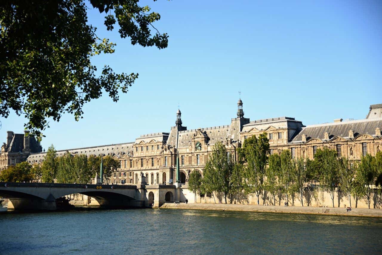 O Museu do Louvre, às margens do Sena, em Paris, em um dia ensolarado