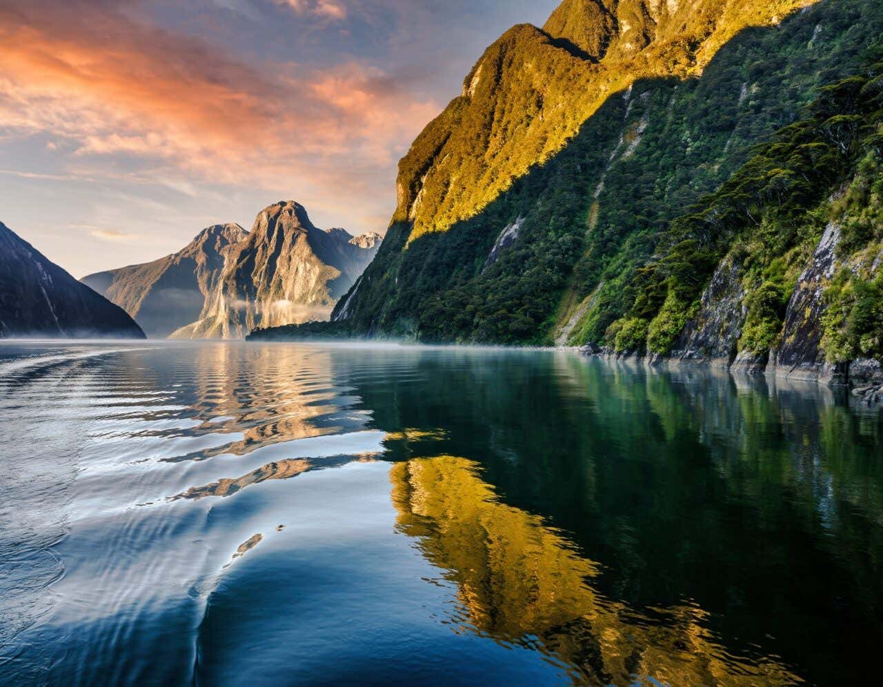Vue sur le fjord de Milford Sound depuis les eaux en Nouvelle-Zélande ; une des destinations les plus sûres au monde