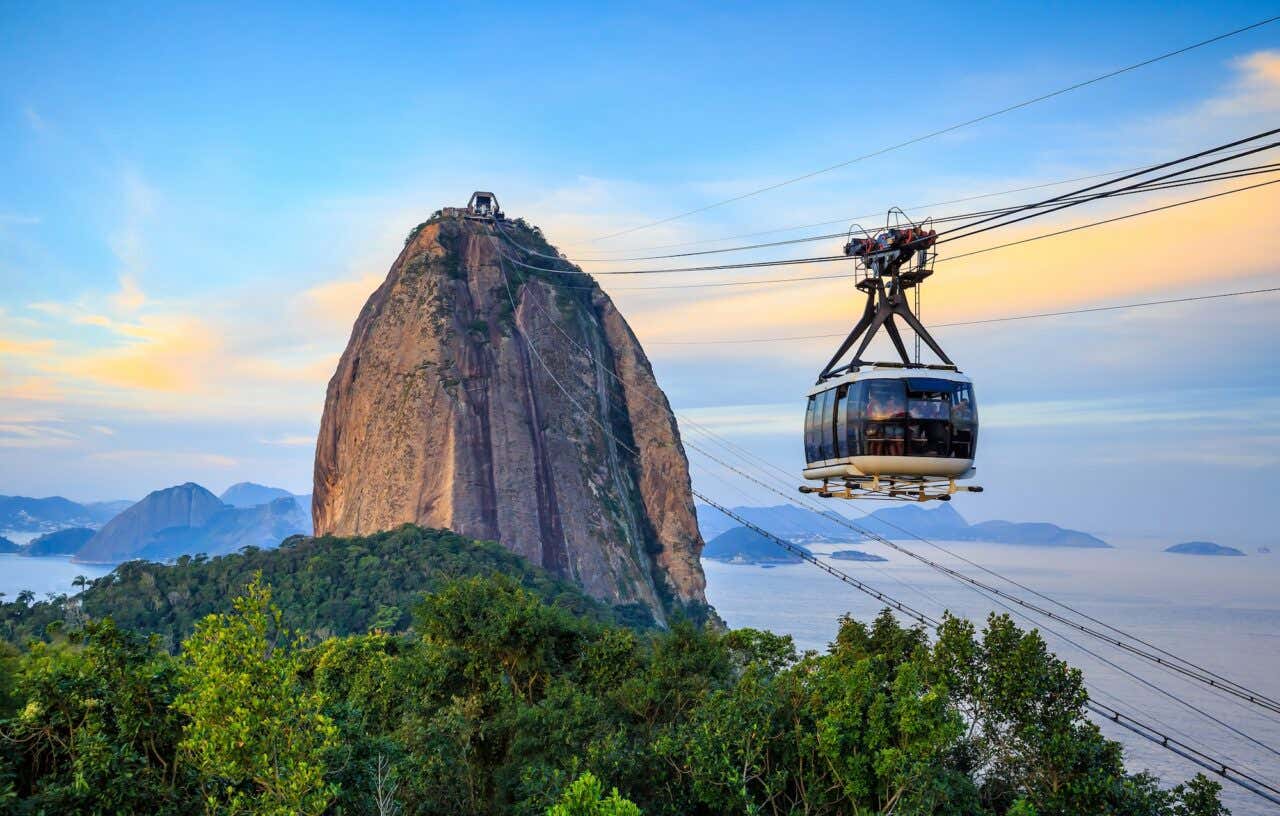 Panorâmica do bondinho e Pão de Açúcar no Rio de Janeiro