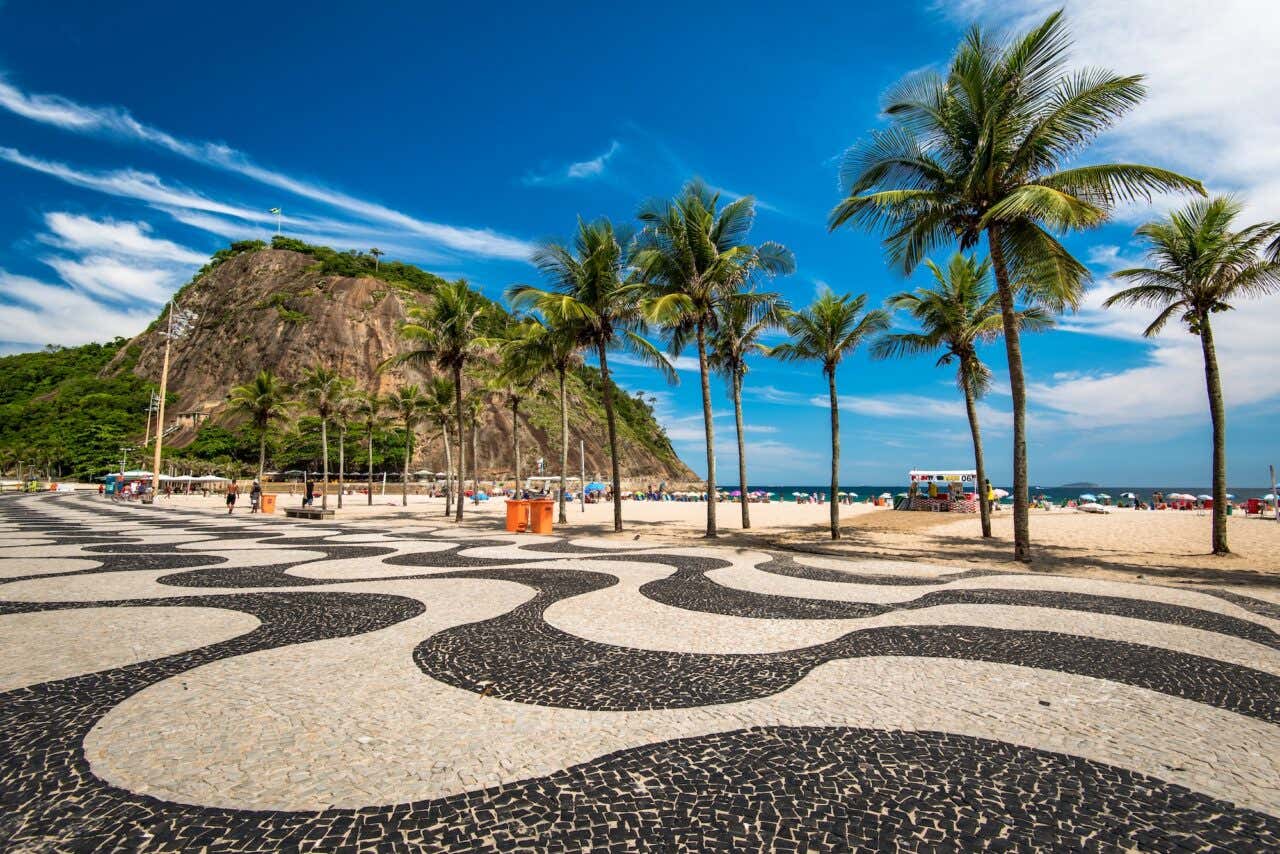 O famoso mosaico da calçada e das palmeiras no Leme e na Praia de Copacabana