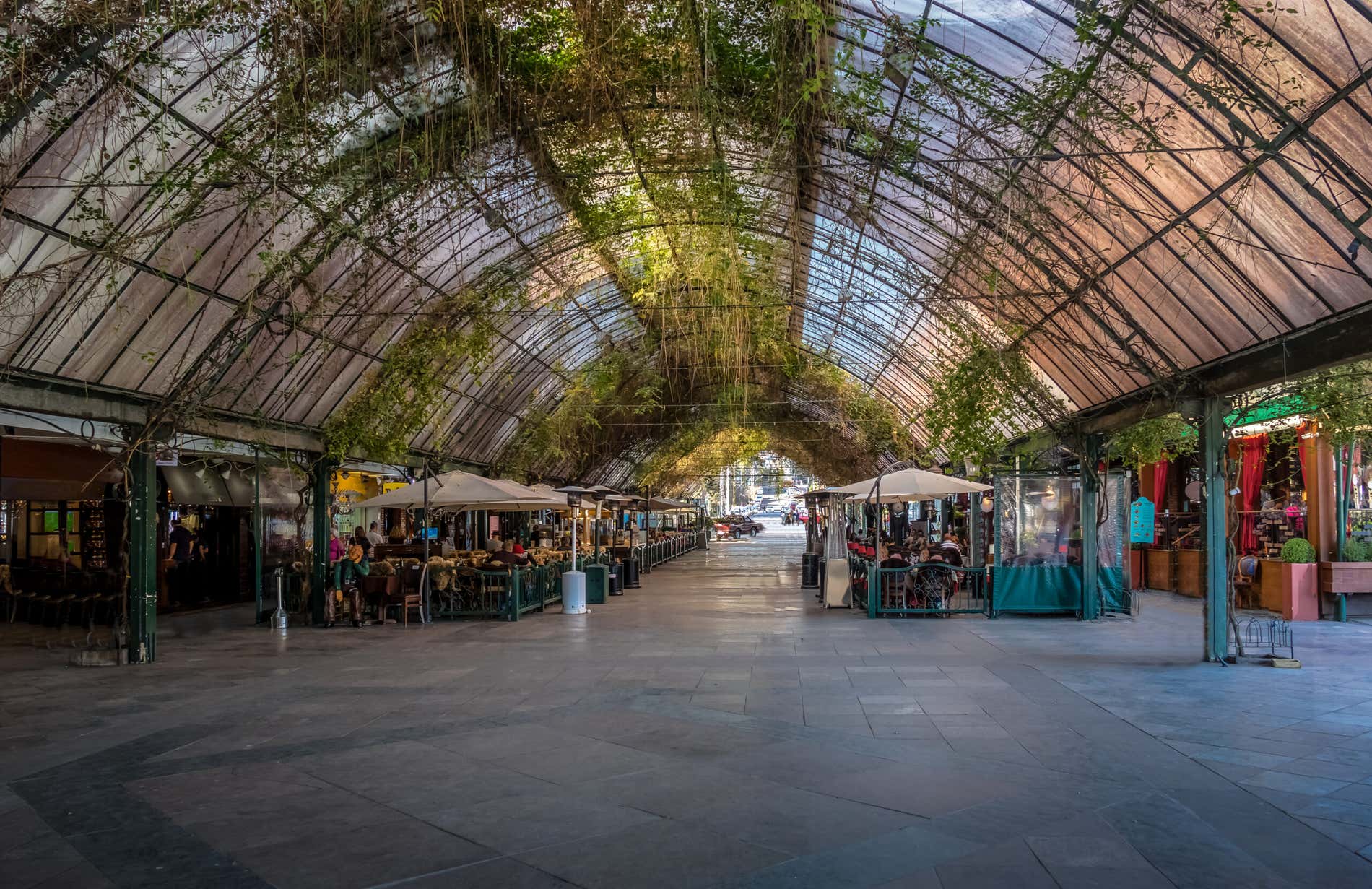 A Rua Coberta preparando-se para receber os turistas da ChocoPáscoa Gramado