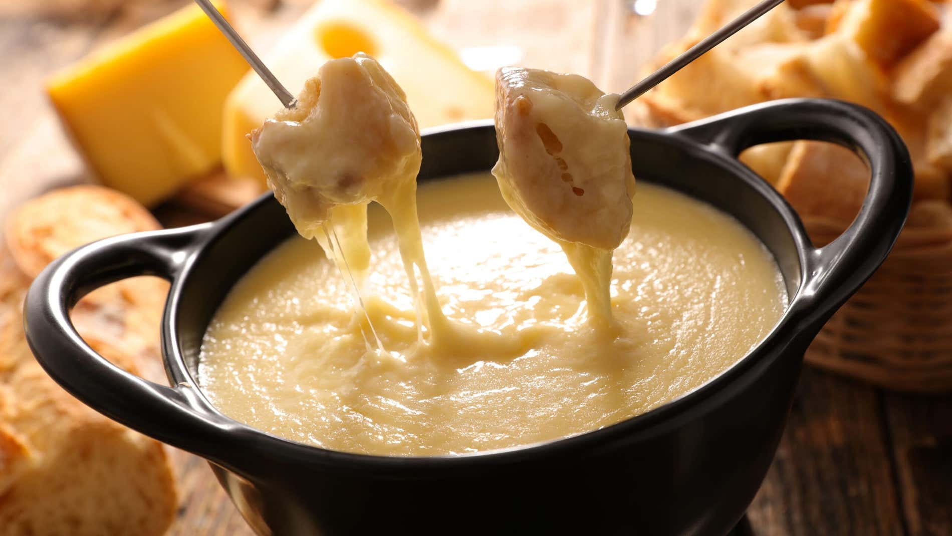 Um fondue de queijo cremoso