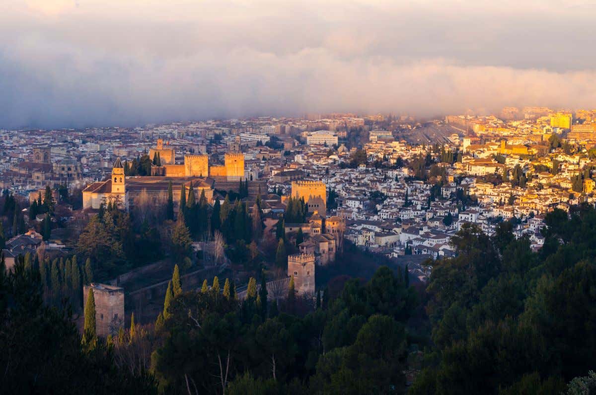 Vista panorámica de Granada desde la Silla del Moro con nubes de fondo