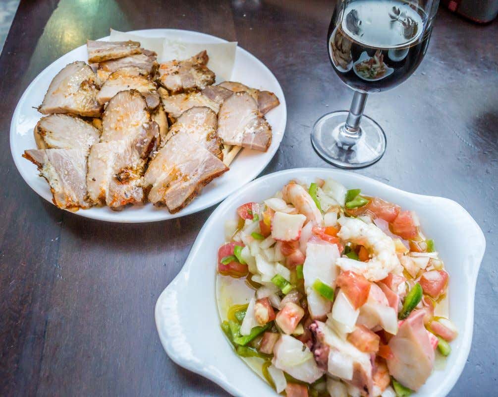 Tapas acompañadas de un vasito de vino