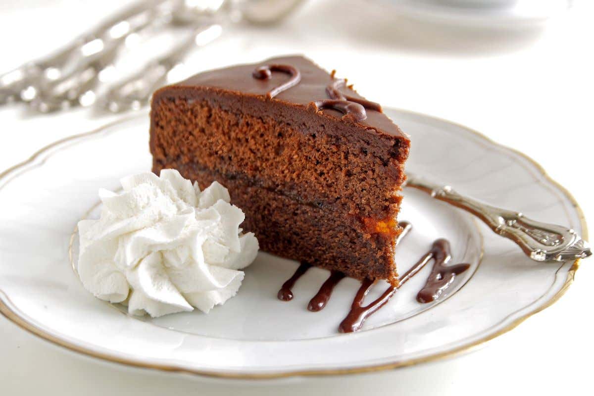 Una porción de la típica tarta Sacher de Viena