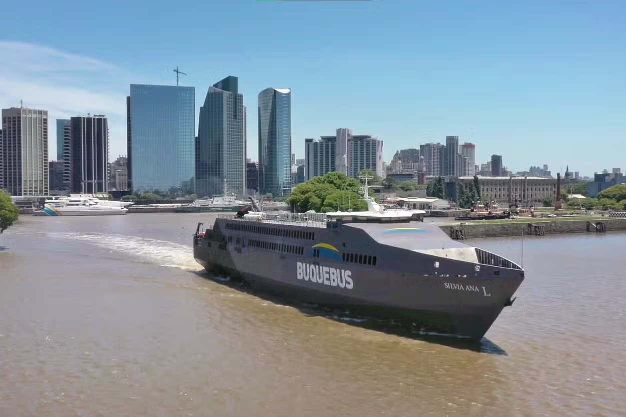 Panorâmica de um ferry da Buquebus com a cidade de Buenos Aires ao fundo