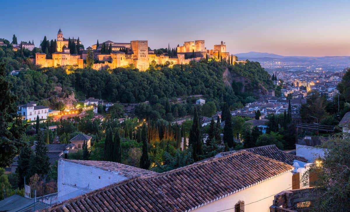 Vista de la Alhambra de Granada al atardecer desde el mirador de la Vereda de en Medio