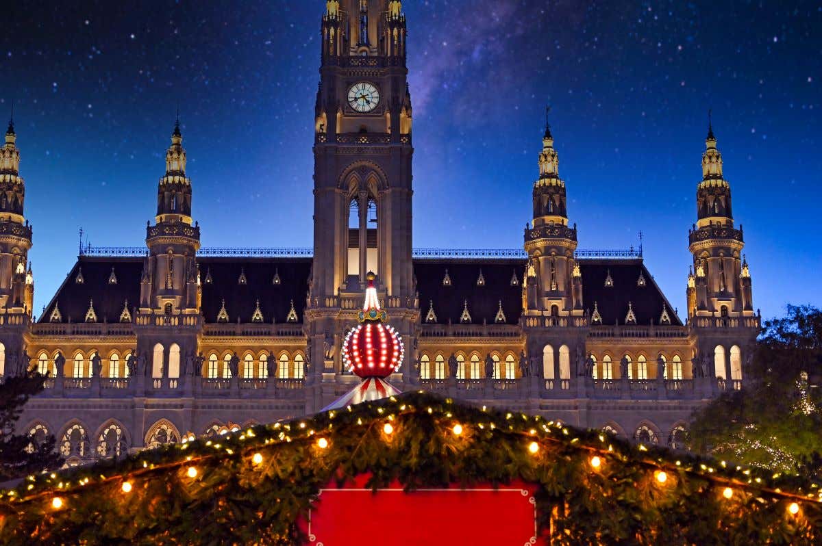Mercadillo navideño en una plaza de Viena con el ayuntamiento de fondo