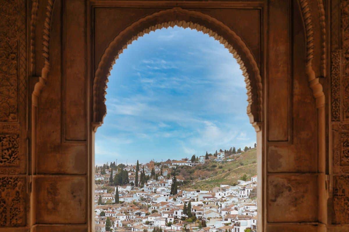 Vistas desde uno de los arcos de la Alhambra de Granada 