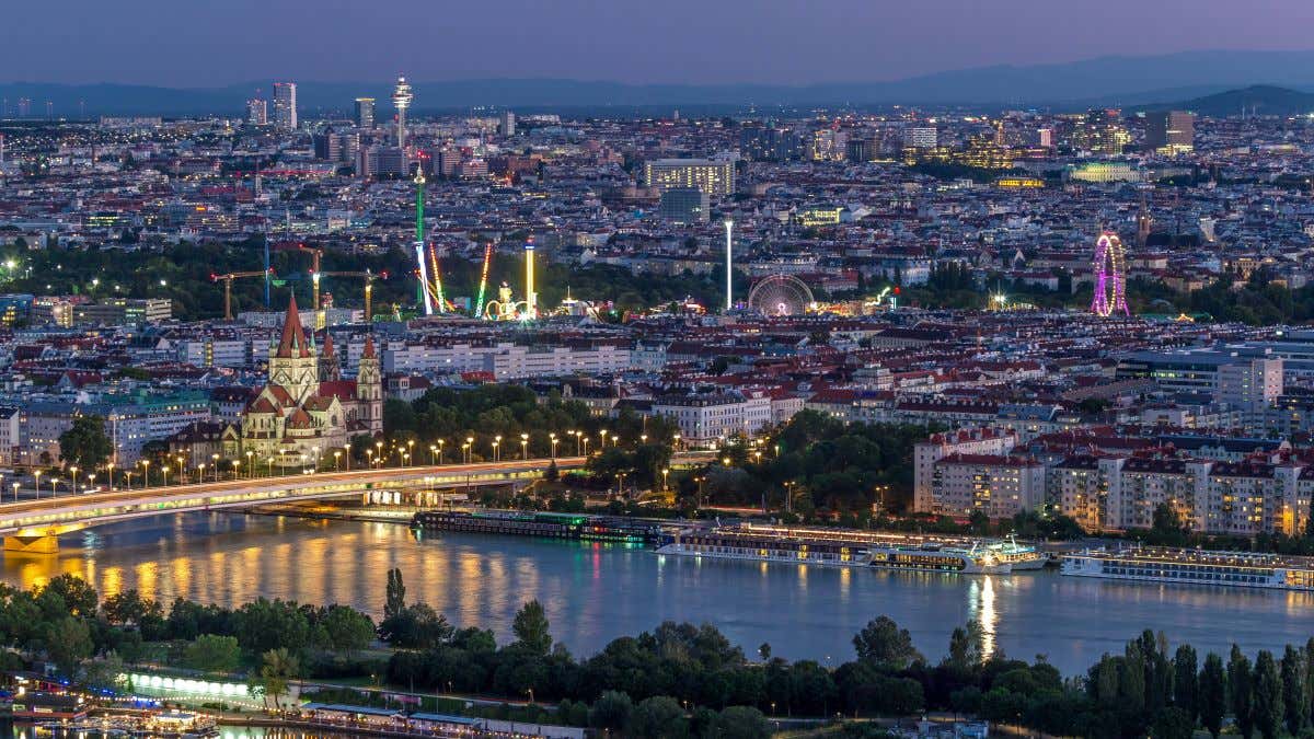 Vista panorámica de Viena iluminándose al anochecer