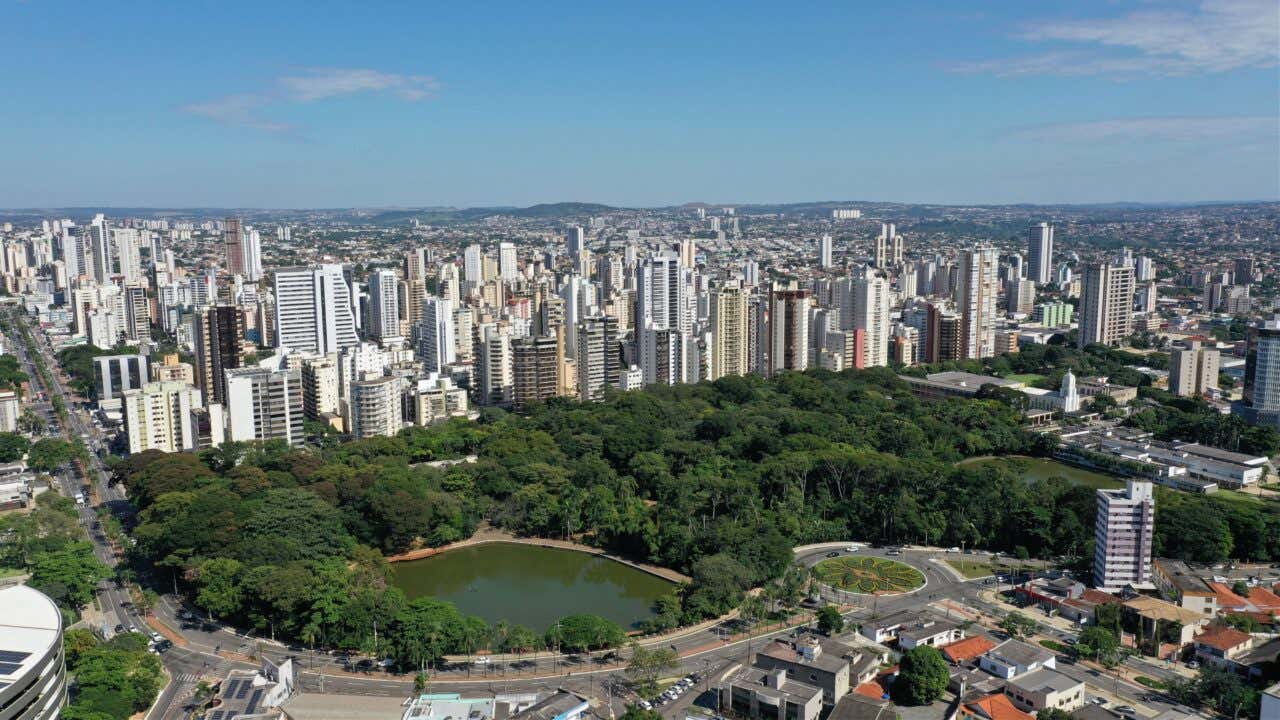 Vista aérea do Bosque dos Buritis cercado por grandes edifícios 