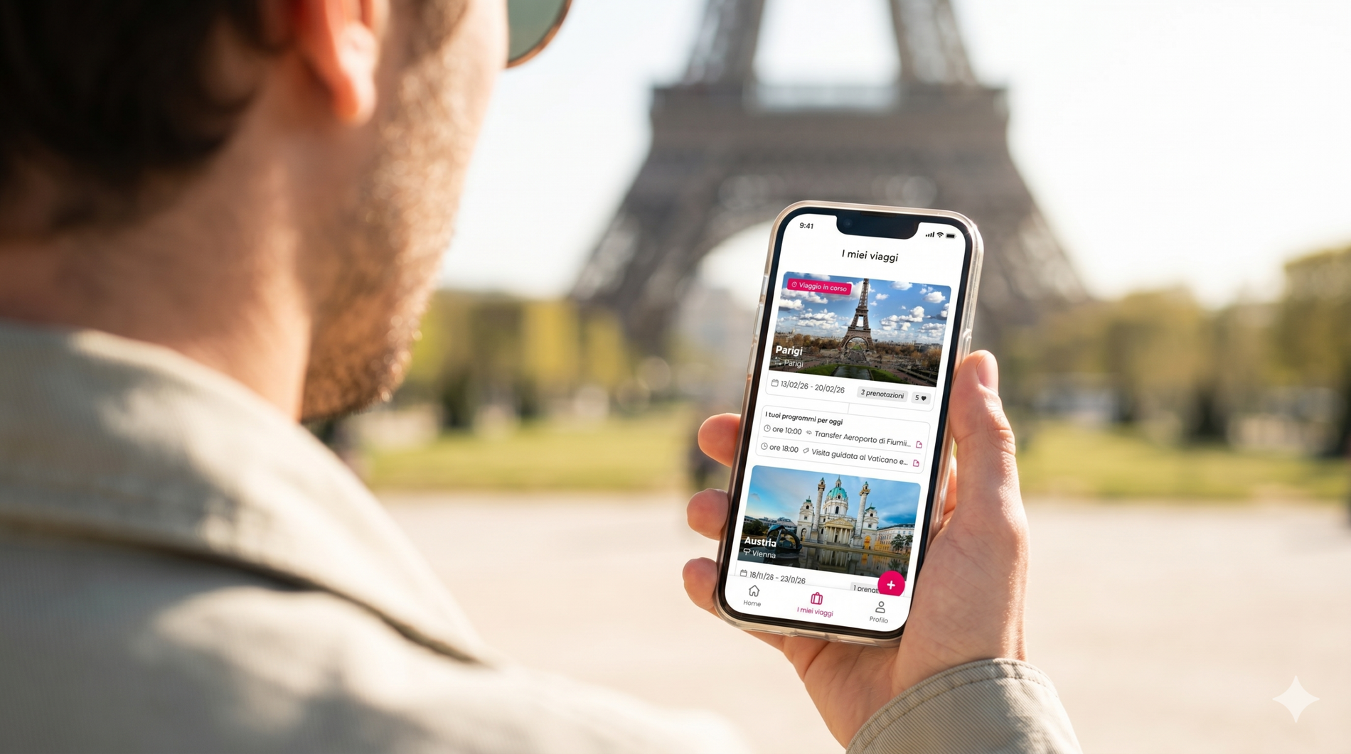 Ragazzo che guarda lo schermo di un telefono, di spalle