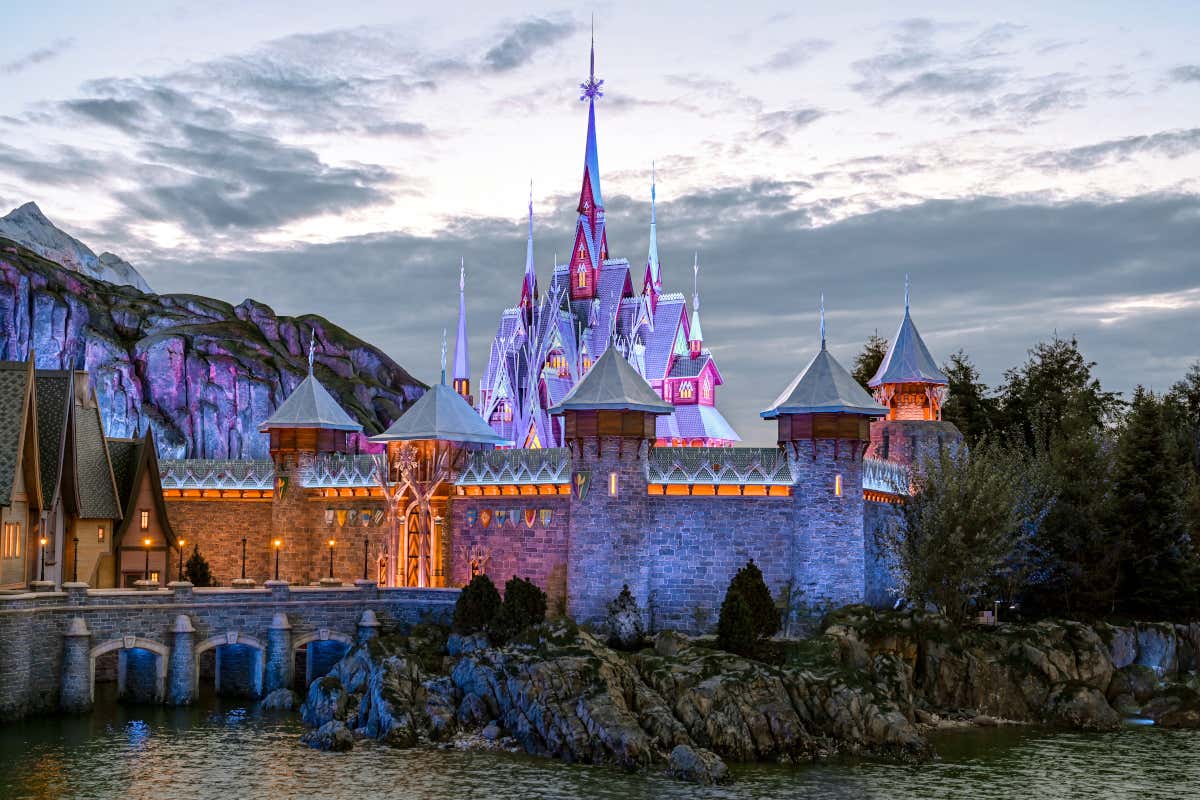 Panorámica nocturna del castillo iluminado de World of Frozen en Disneyland Paris