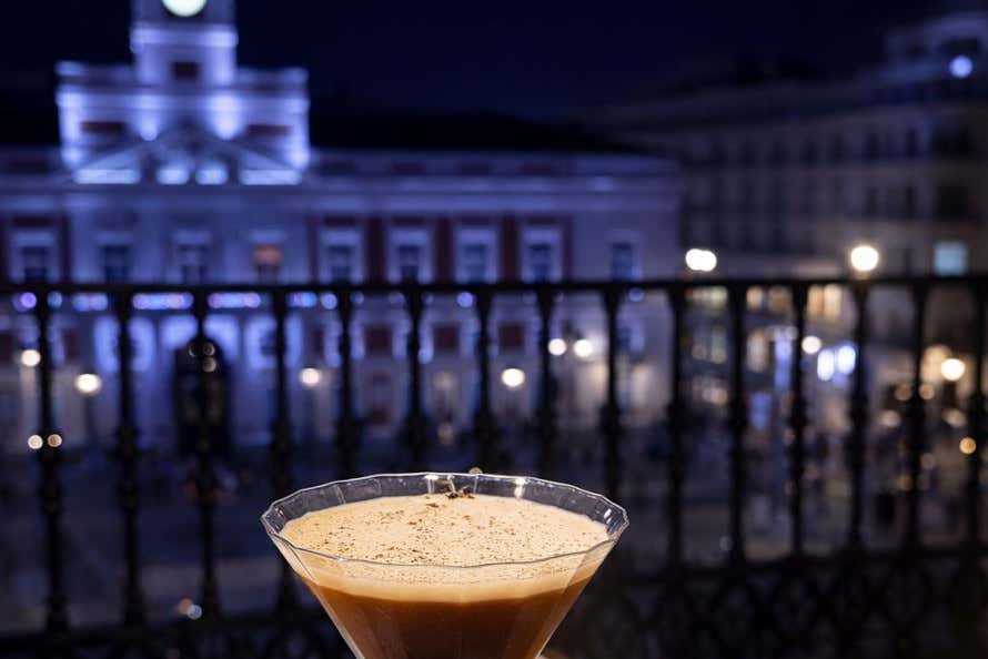 Un cóctel en un balcón con vistas a la Puerta del Sol en el hotel de La Fonda de los Príncipes