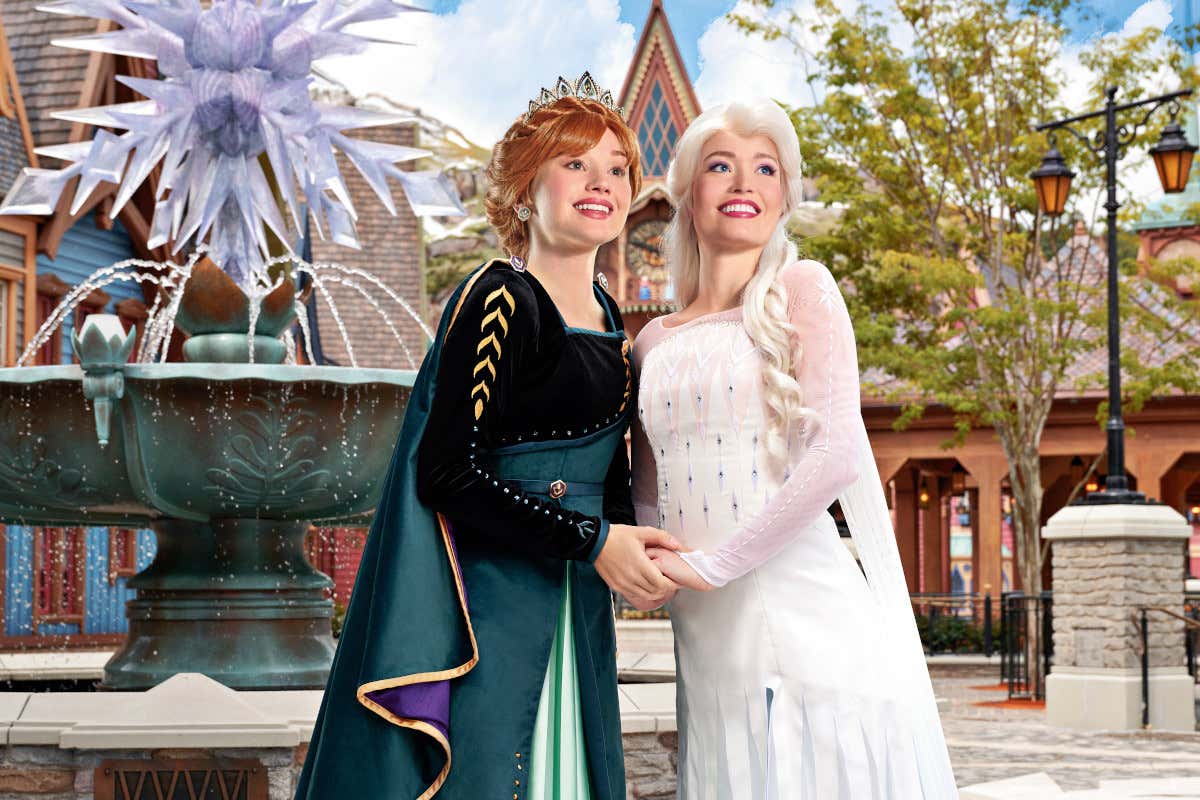 Elsa y Anna durante el verano mágico de World of Frozen, uno de los mundos de Disney Adventure World