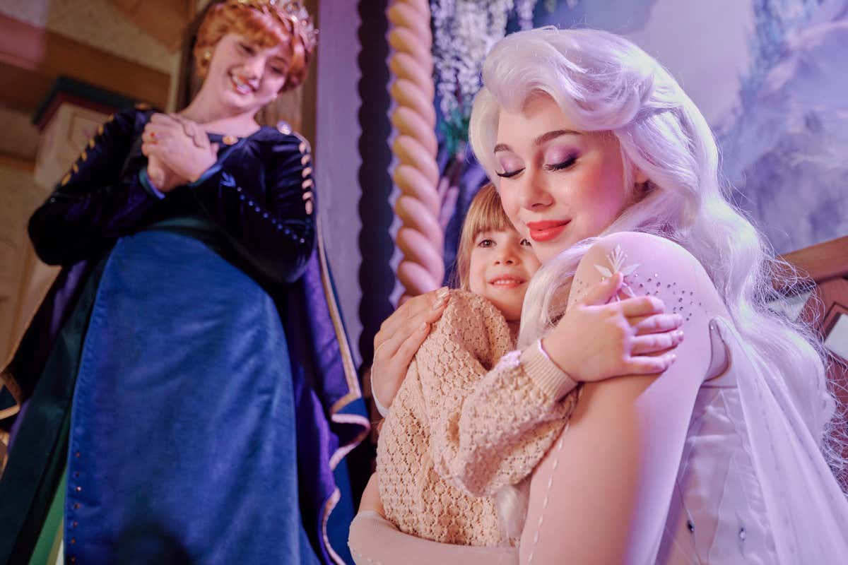 Encuentro con Elsa y Anna en World of Frozen, uno de los mundos del parque Disney Adventure World de Disneyland Paris