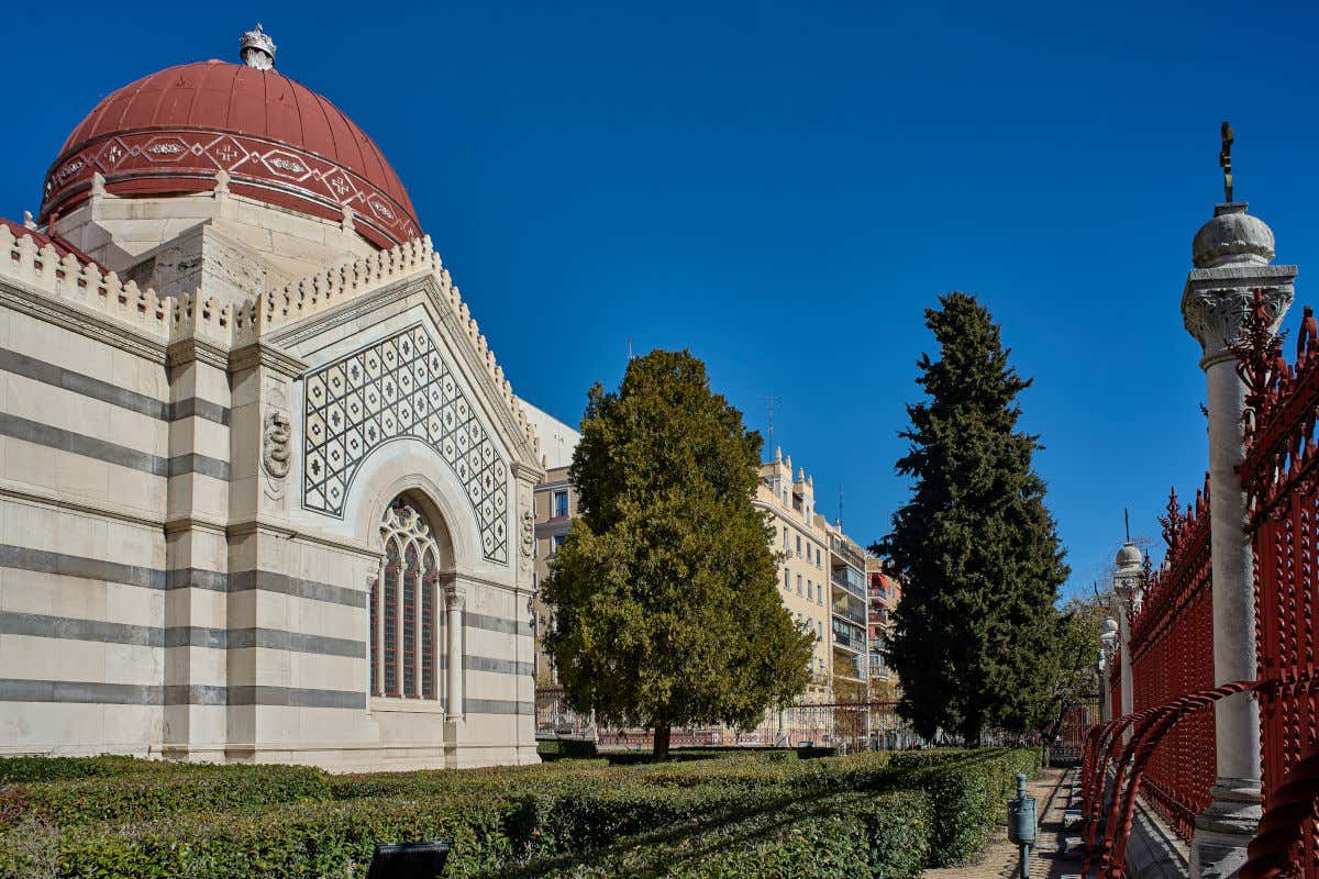 El Panteón de Hombres Ilustres es un edificio neomudéjar en Madrid