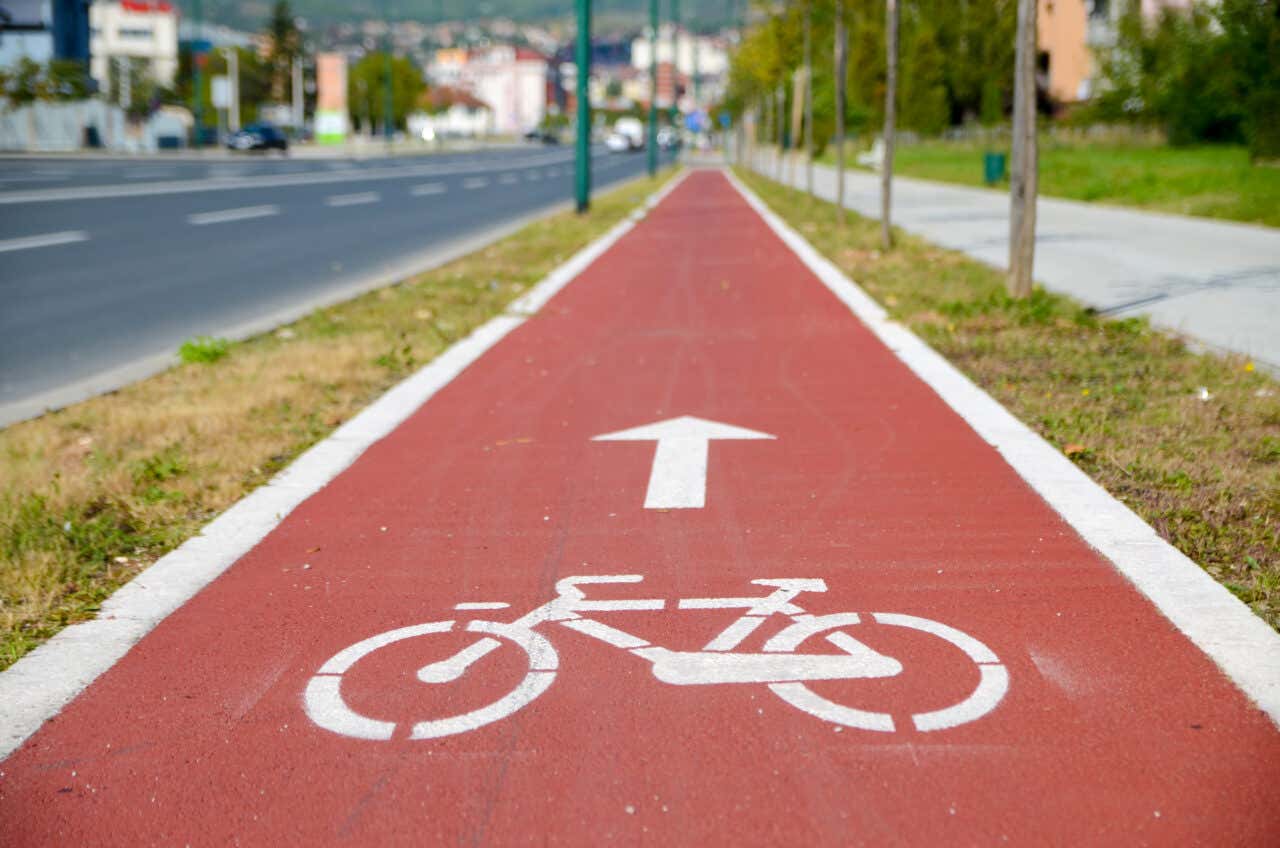 Uma ciclofaixa em uma rodovia esfaltada