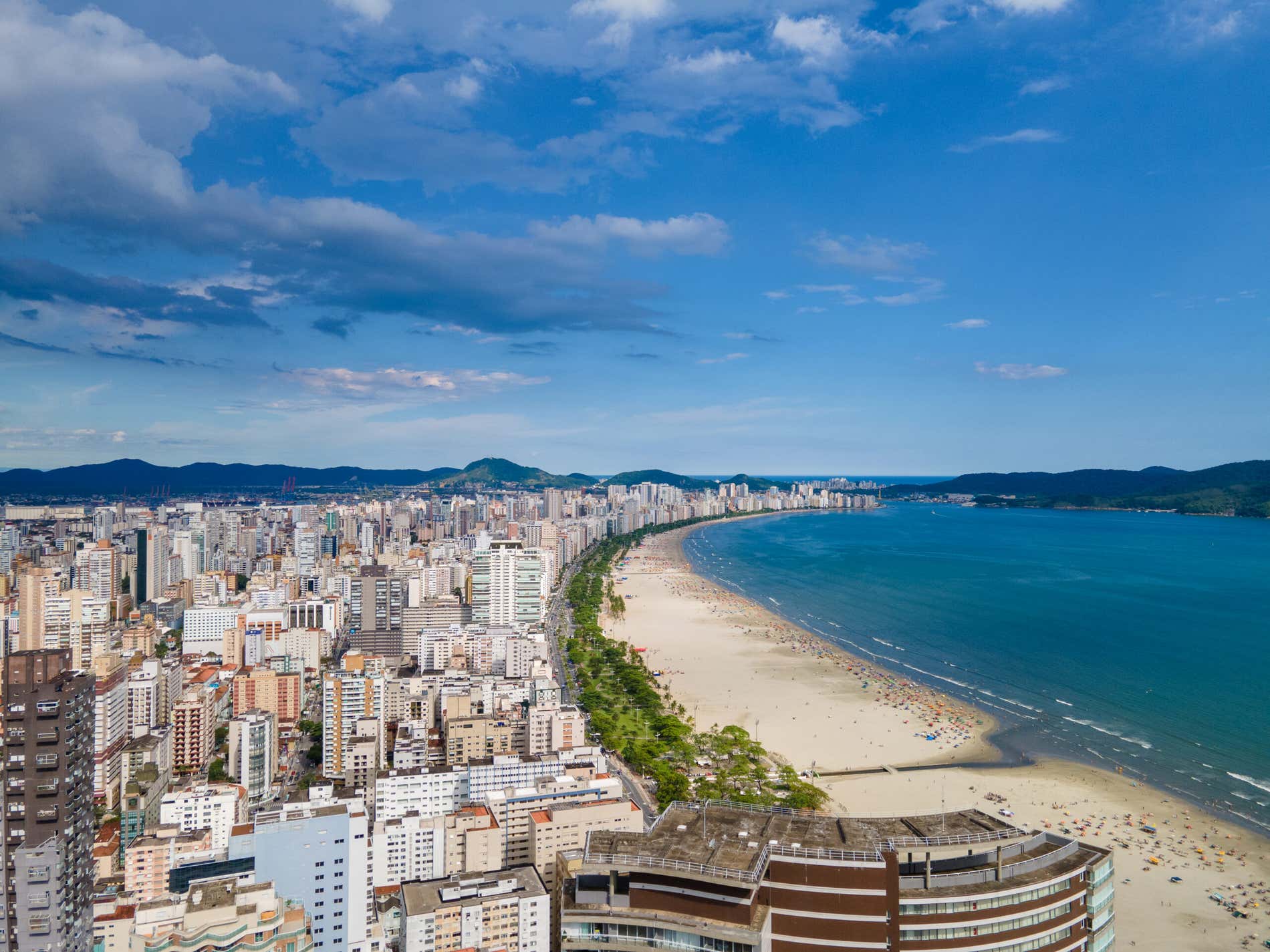 Vista aérea da cidade de Santos mostrando os arranhas-céus