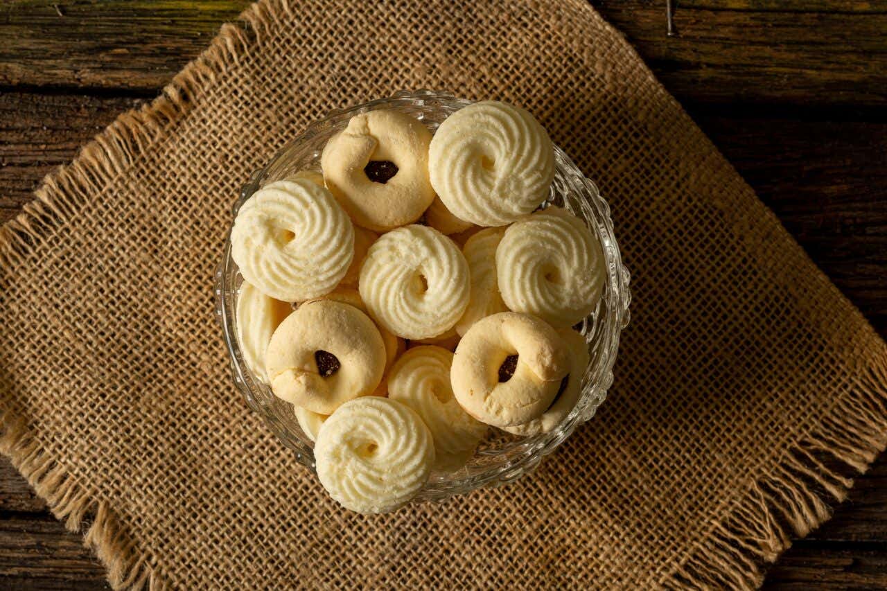 Sequilhos de coco em uma travessa de vidro sobre uma mesa