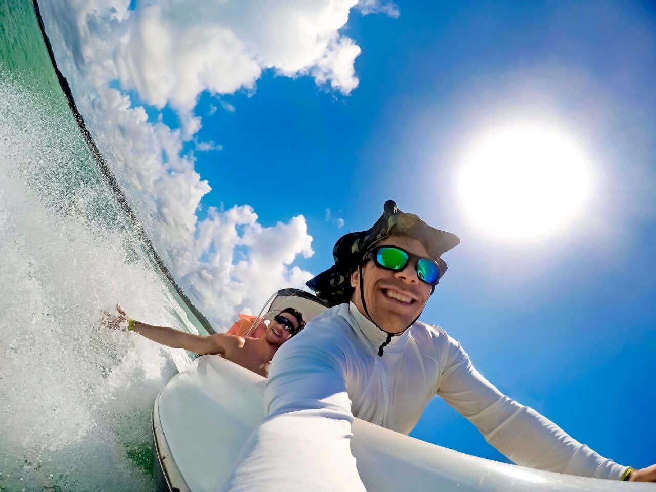 Turistas fazendo um esporte aquático em Maraogi