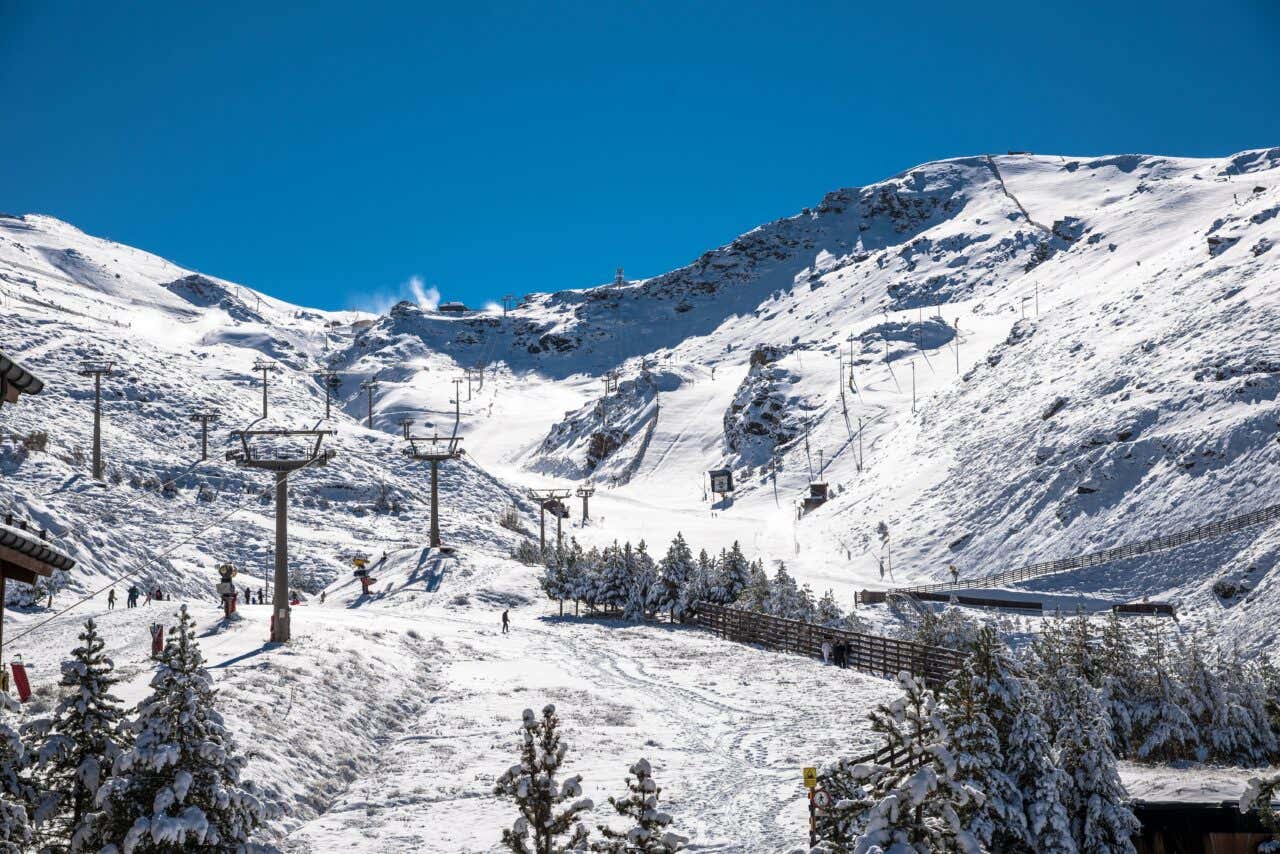 Domaine skiable de la Sierra Nevada avec des télésièges et un ciel bleu