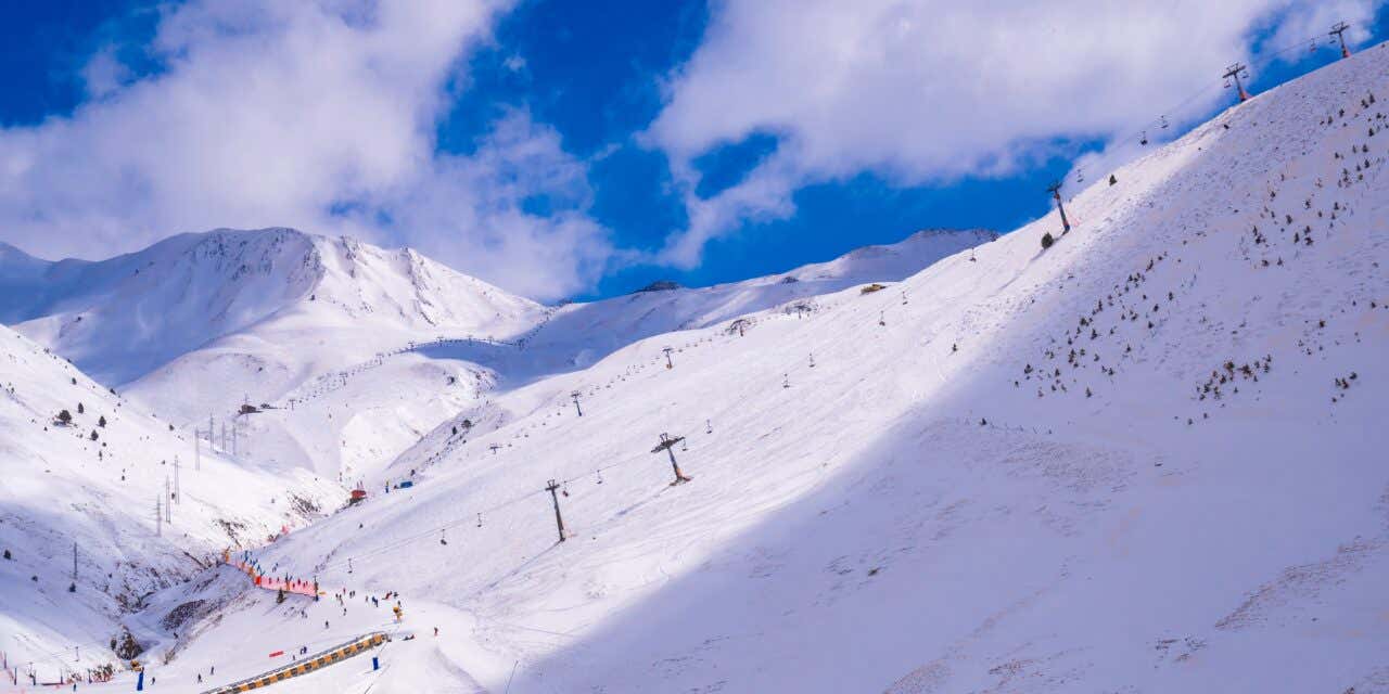 Domaine skiable d'Astún avec des télésièges