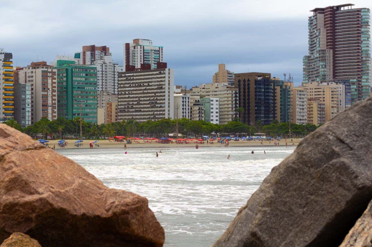 Uma praia de Santos com prédios em sua orla