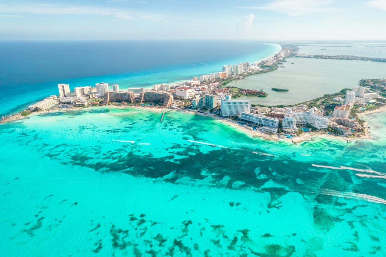 Vue aérienne sur Cancún, ses plages et ses resorts
