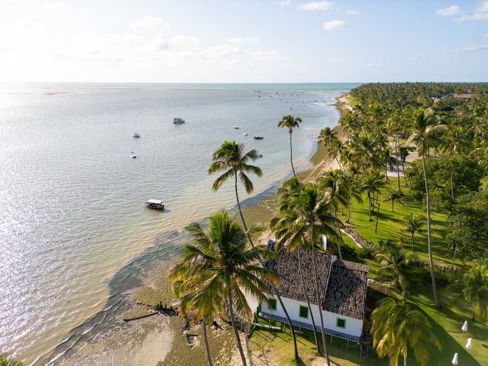 Imagem feita pelo drone da Iireja de São Benedito na Praia dos Carneiros, Pernambuco
