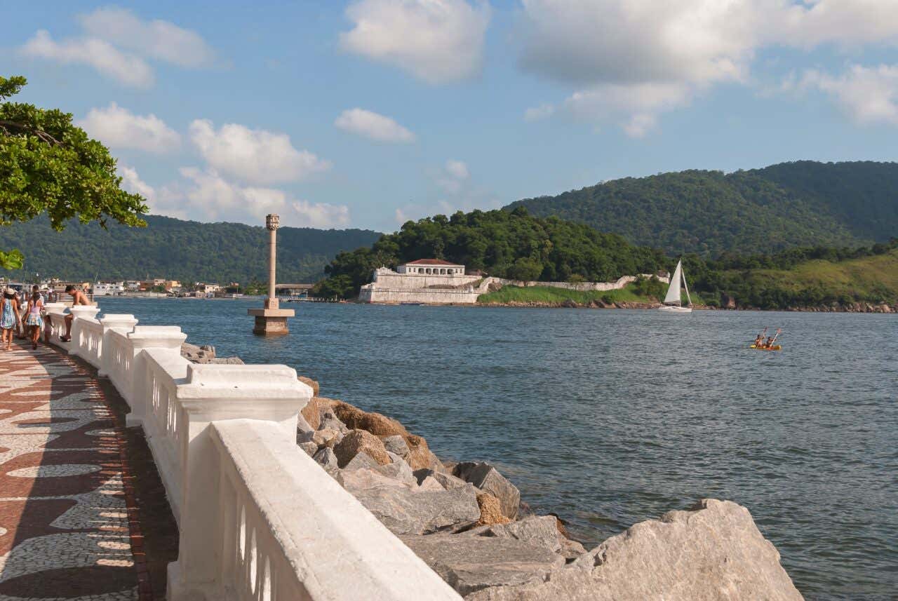 Calçadão da Ponta da Praia é um dos passeios para você fazer em Santos