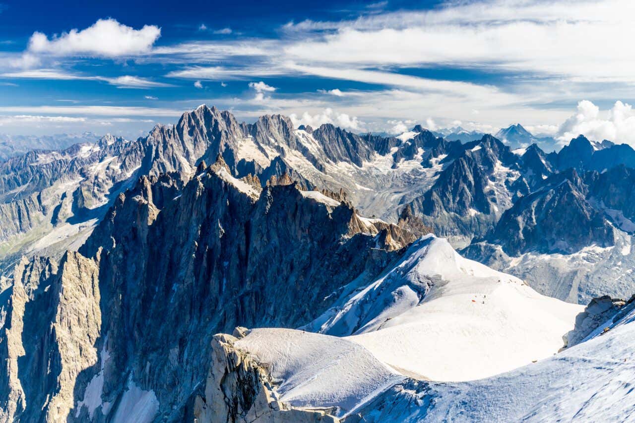 Vue sur les montagnes enneigées depuis l'Aiguille du Midi