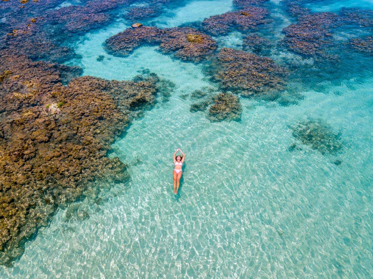 Uma mulher desfrutando de um mar cristalino no Brasil