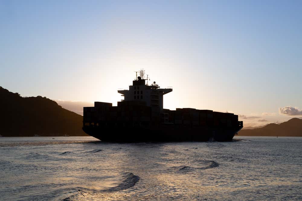 Silhueta de uma navio porta-contêineres em Santos