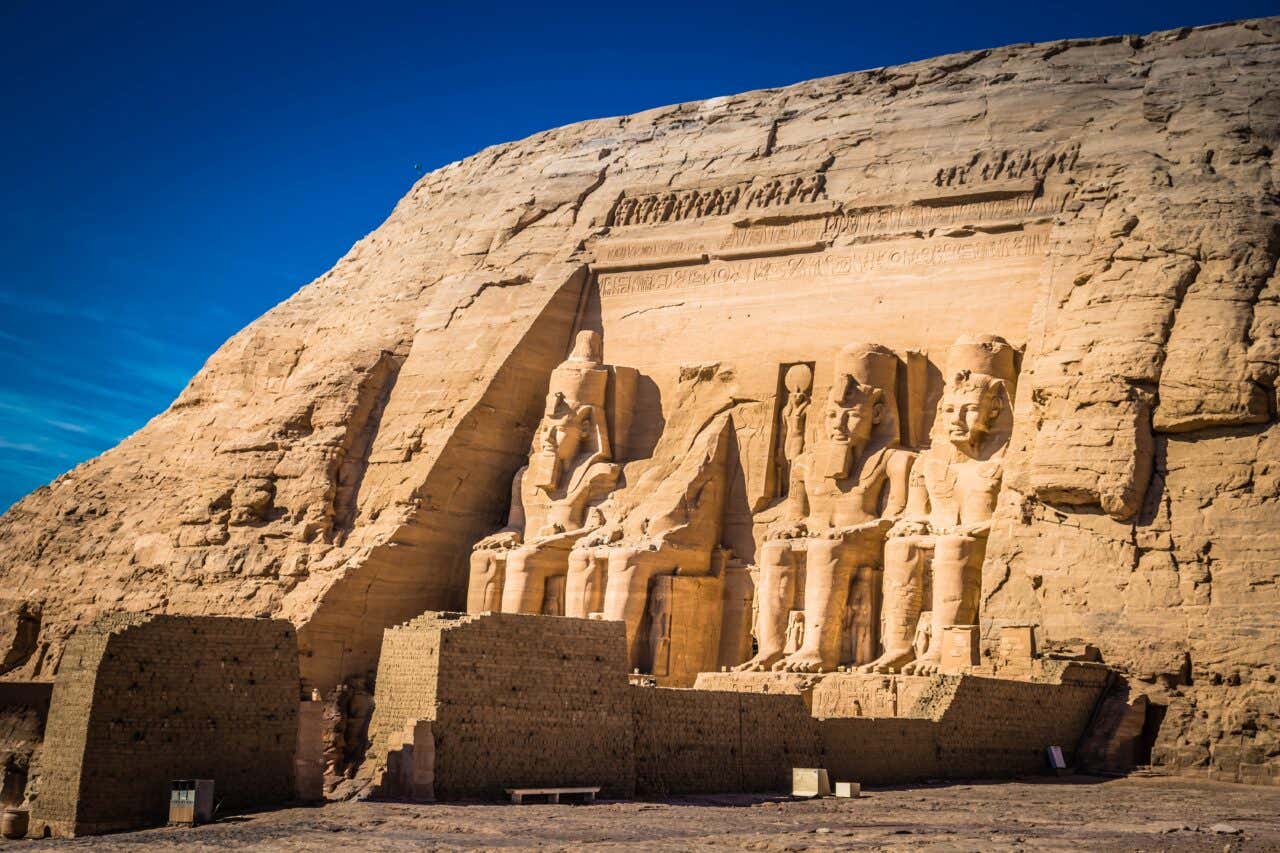Templo de Abu Simbel en un día soleado.