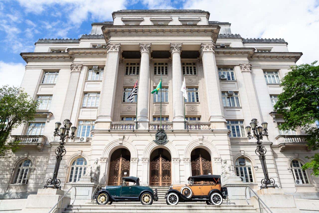 O Palácio José Bonifácio é um imponente prédio histórico no coração de Santos