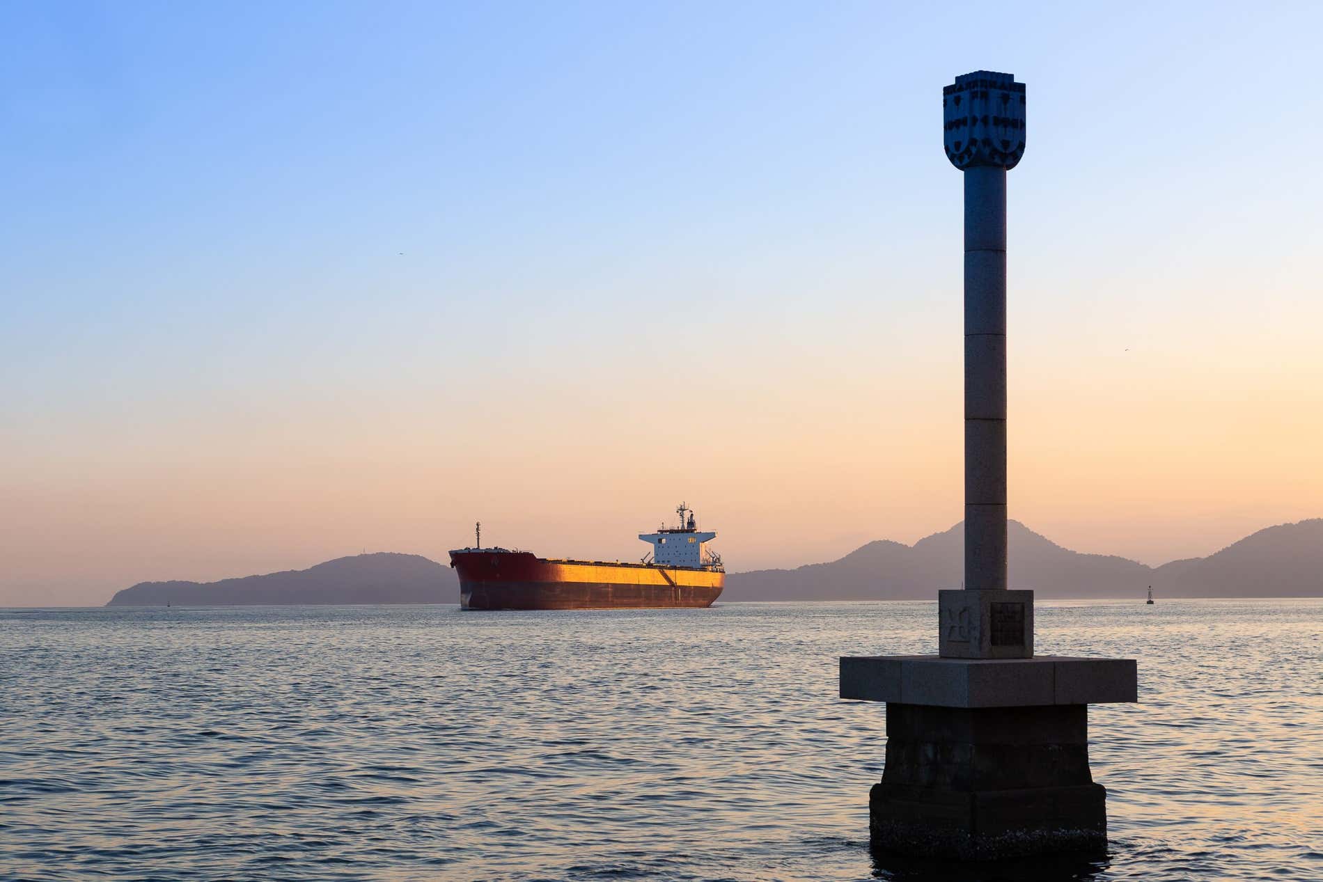 Um navio navegando no fim da tarde, uma das vista de Santos