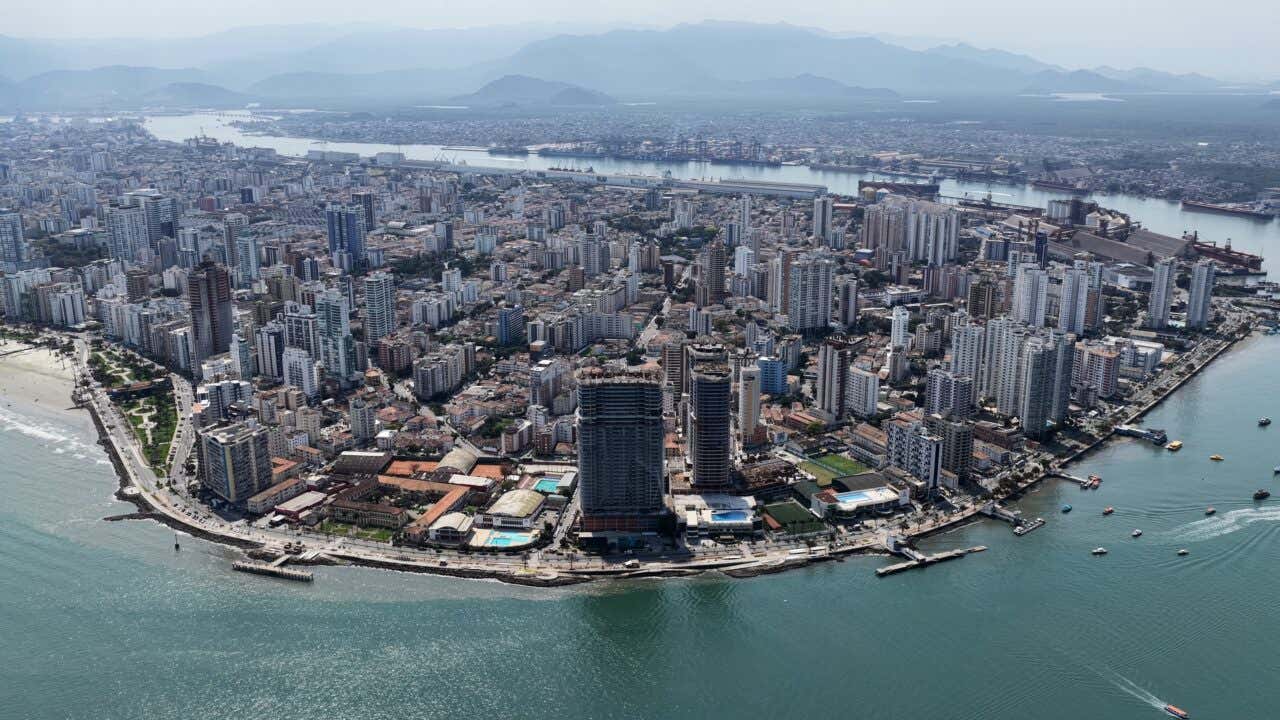 Prédios da Ponta da Praia em Santos visto a partir de um drone