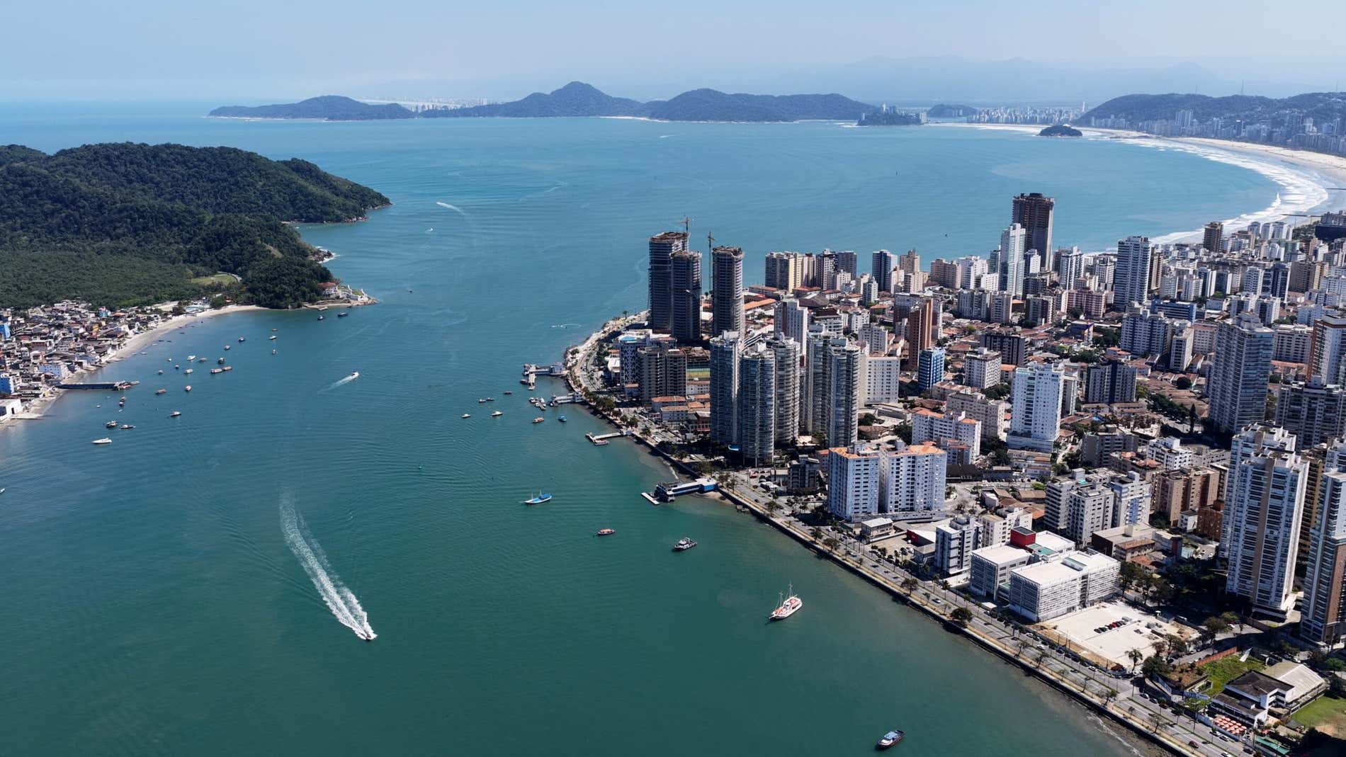 Uma cidade com um porto em um dia claro