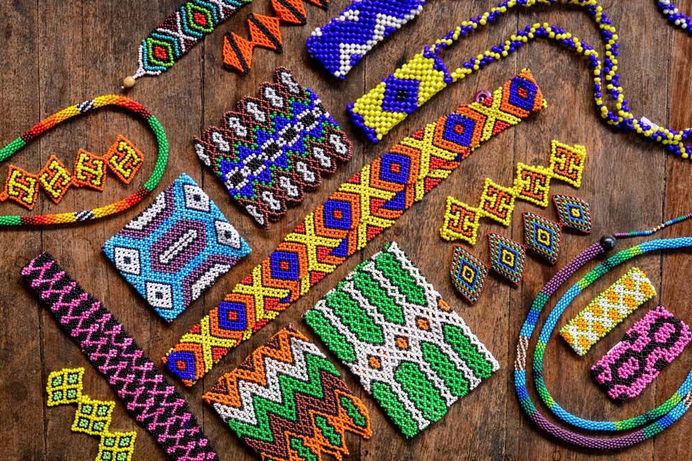 Vários adereços indégenas sobre uma mesa de madeira