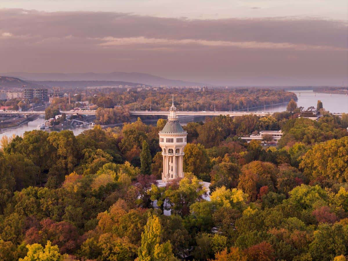 Torre de agua en la isla Margarita en Budapest, Hungría.